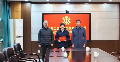 兩名女工患病，省上縣里都來(lái)慰問(wèn)一一虹潤(rùn)三重保障體系筑就員工幸福家